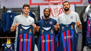 Sergi Martínez, Higgins y Mirotic (de izquierda a derecha) en la presentación de la camiseta azulgrana