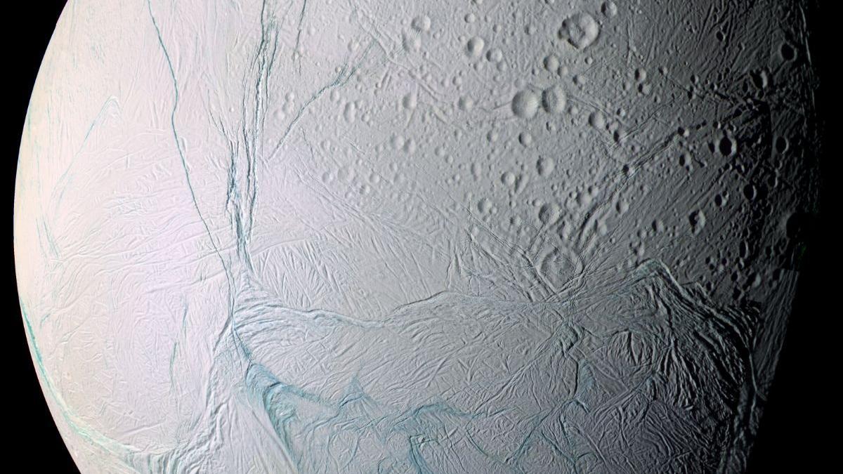 Encélado es el sexto satélite más grande de Saturno, con algo más de 500 kilómetros de diámetro, aproximadamente la décima parte de Titán.