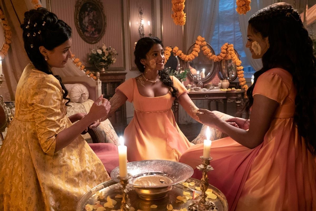 Mary, Edwina y Kate Sharma celebran la ceremonia Haldi antes de la boda en 'Los Bridgerton'