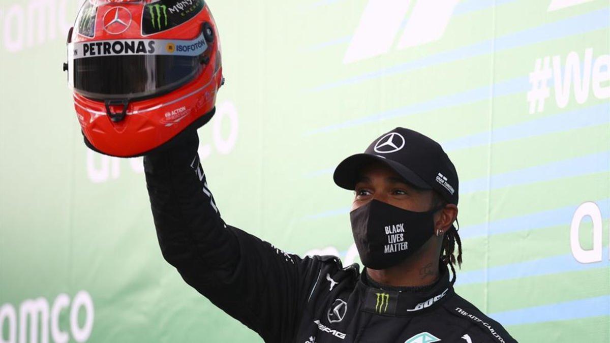 Hamilton con el mítico casco de Michael Schumacher.