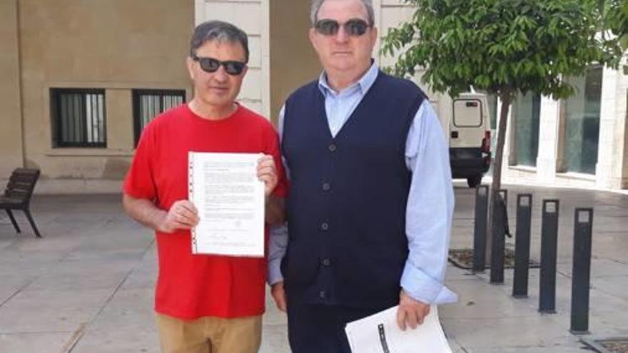 José Luis Valdés (d) y Francisco García ayer tras presentar la denuncia.