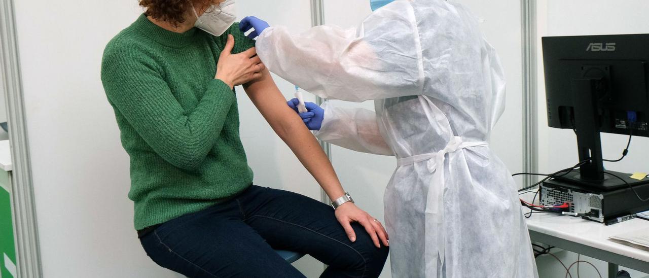 Una mujer recibe la vacuna contra el coronavirus en el polideportivo Germans Escalas.