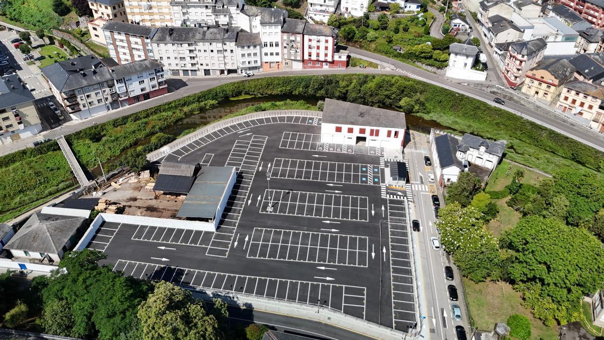 Vista aérea del nuevo parking de Luarca.