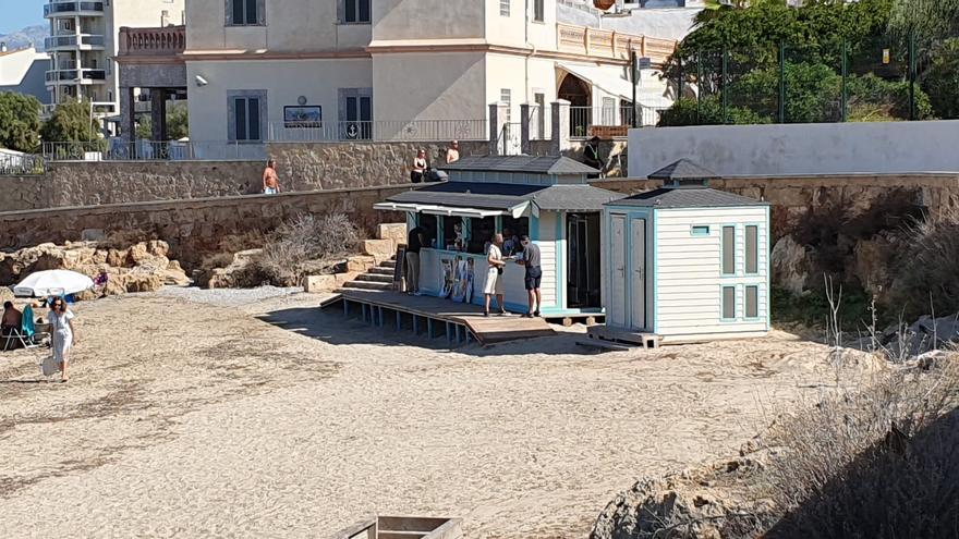 Abre el polémico chiringuito de la playa del Peñón después de dos meses y medio cerrado