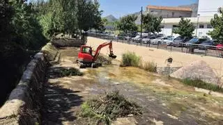 Ondara neteja el tram urbà del riu Alberca abans que arriben les fortes pluges