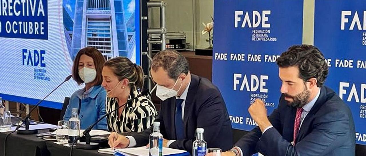 Por la izquierda, Ángela Santianes, María Calvo, Alberto González y Pablo García, durante la junta de FADE.