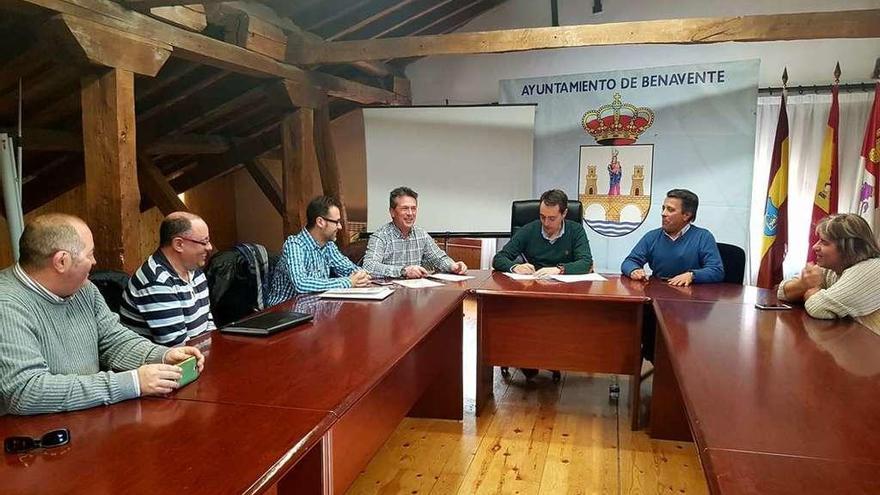 Un momento de la firma de colaboración entre el CITE de CC OO y el Ayuntamiento benaventano.