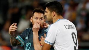 Messi y Suárez en el amistoso Argentina-Uruguay en Tel Aviv.