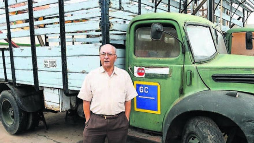 Silvestre Angulo Amador, junto a uno de los camiones de su empresa