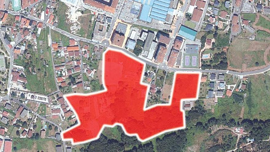 Ámbito de la actuación en color rojo, junto a la rúa Fernández Areal, los juzgados y el centro de salud.