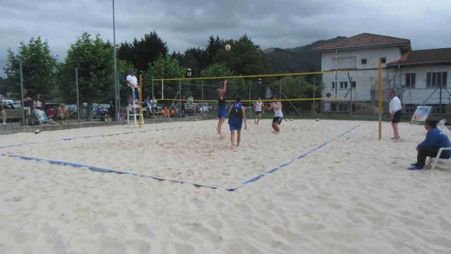 Lucas Castro y Pelayo Rodriguez, campeones de Asturias absolutos de Vóley-Playa, en Cangas de Onís