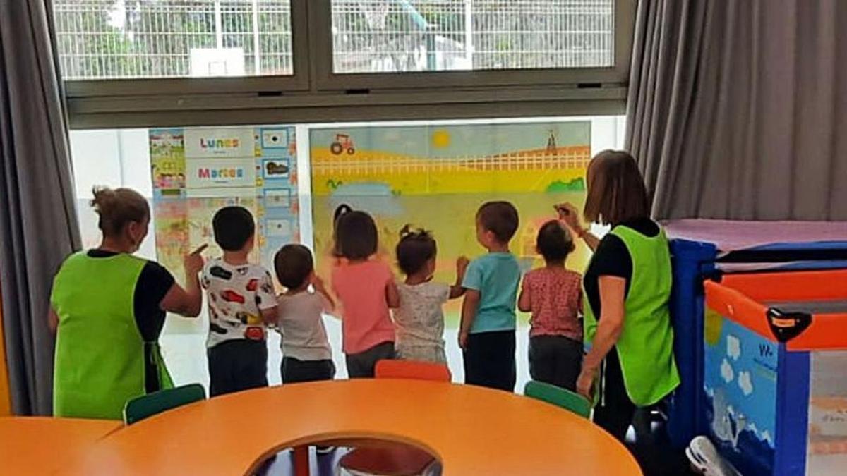 Un grupo de niños con sus cuidadoras en una escuela de Canarias.