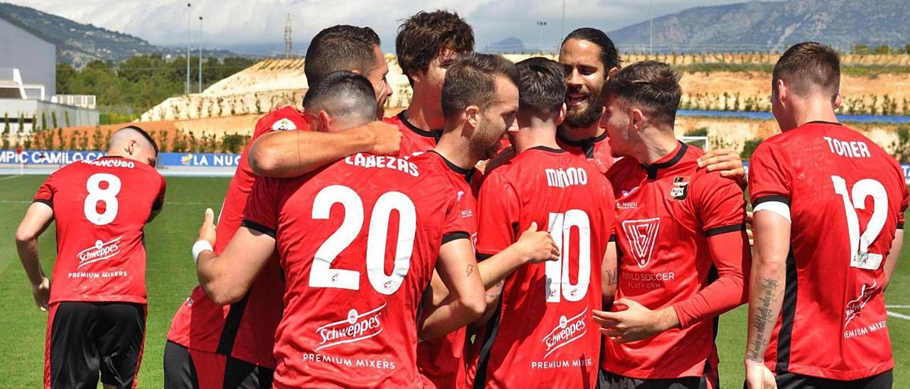 Los futbolistas de La Nucía celebran el gol de Pina que les dio el triunfo frente al Badalona.