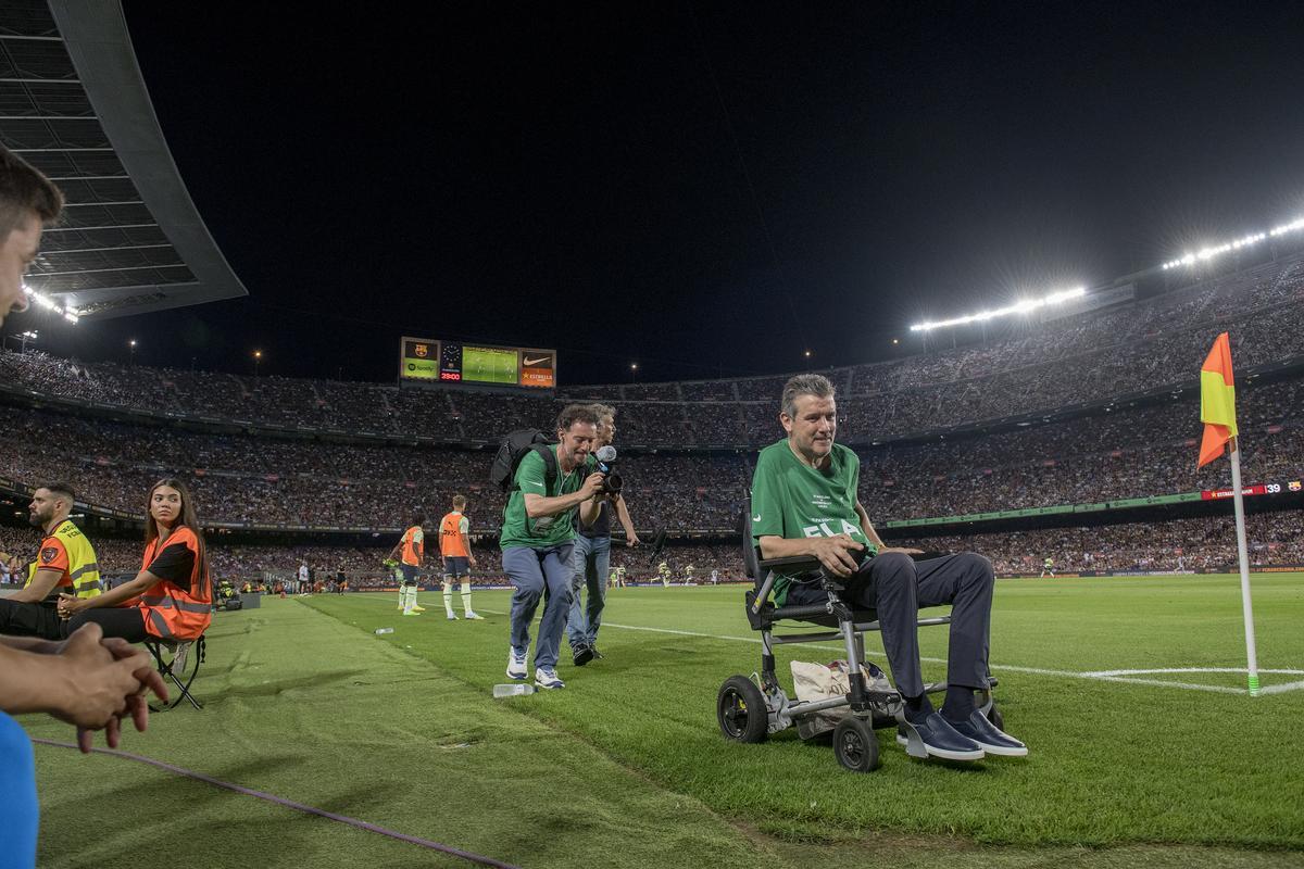 Juan Carlos Unzué abandona el Camp Nou durante la primera mitad.