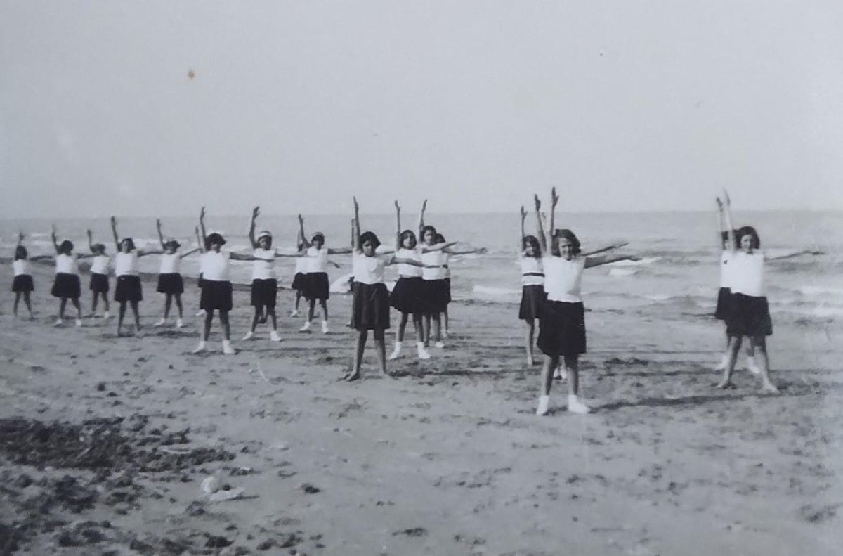Sofia Pamblanco practica gimnasia en el Postiguet en 1929