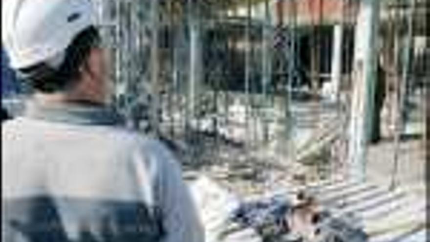 Imagen del derribo de la estructura del edificio en obras de Allariz. / j.docampo