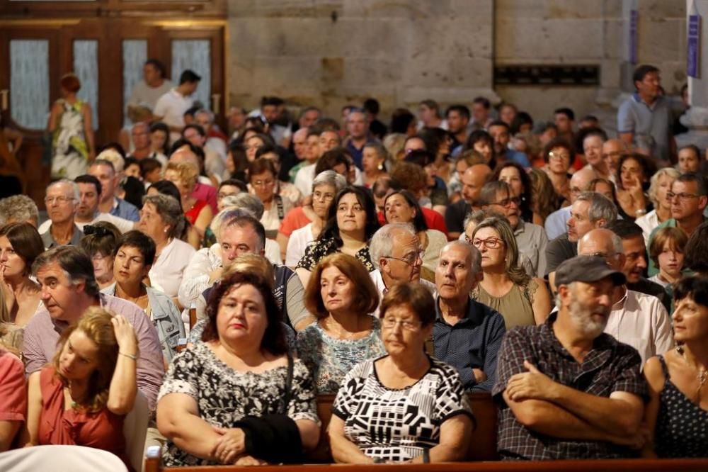 Carlos Núñez maravilla en la Colegiata de Vigo