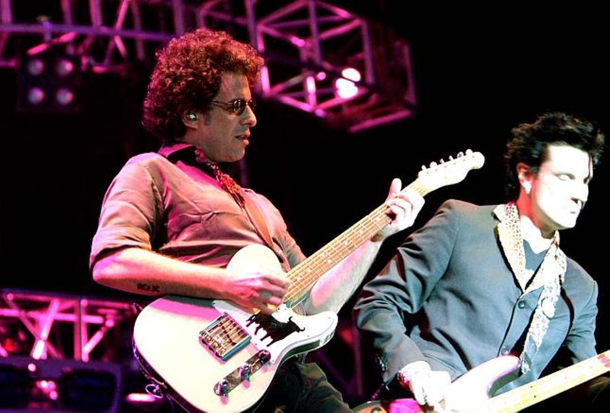 El músico Andrés Calamaro hizo un repaso por los temas más destacados de su extensa carrera en el concierto que ofreció anoche en el Puerto de Alicante