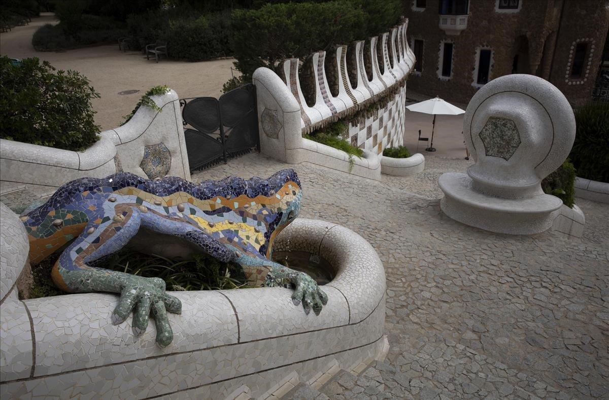 El dragón del Park Güell, sin turistas, en septiembre del 2020.