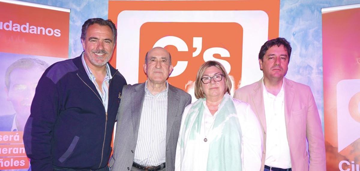 César Martínez Tejedor, primero por la izquierda, cuando aún formaba parte de Cs. Ahora será el candidato del PP en l'Alfàs.