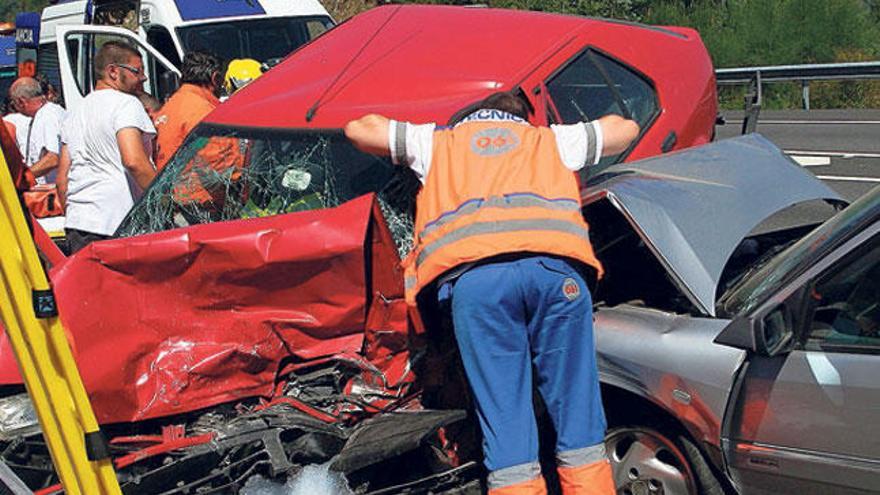 Una actuación del 061 en un accidente de tráfico en la comarca.  // Gonzalo Núñez