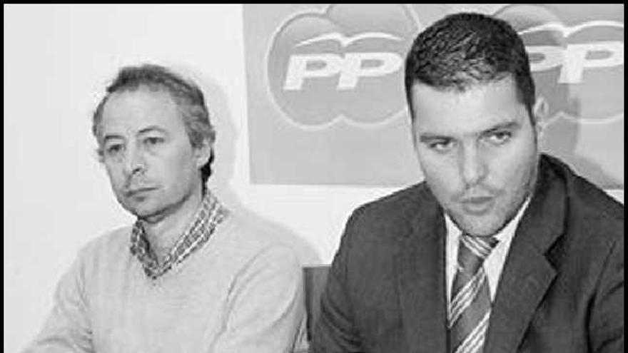 Juan Constenla y José López, ayer en la sede del PP. / bernabé / patricia F.