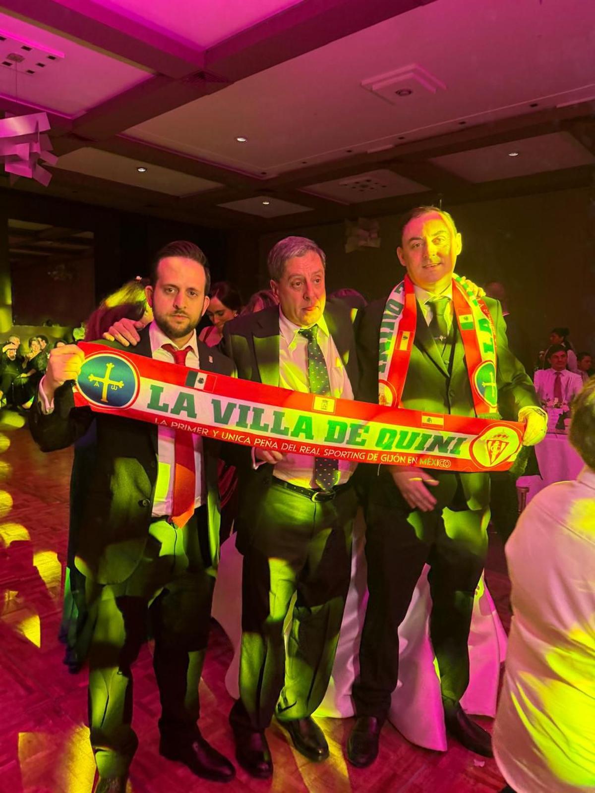 Diego Álvarez Bada, en su boda, junto a dos integrantes de la peña La Villa de Quini.