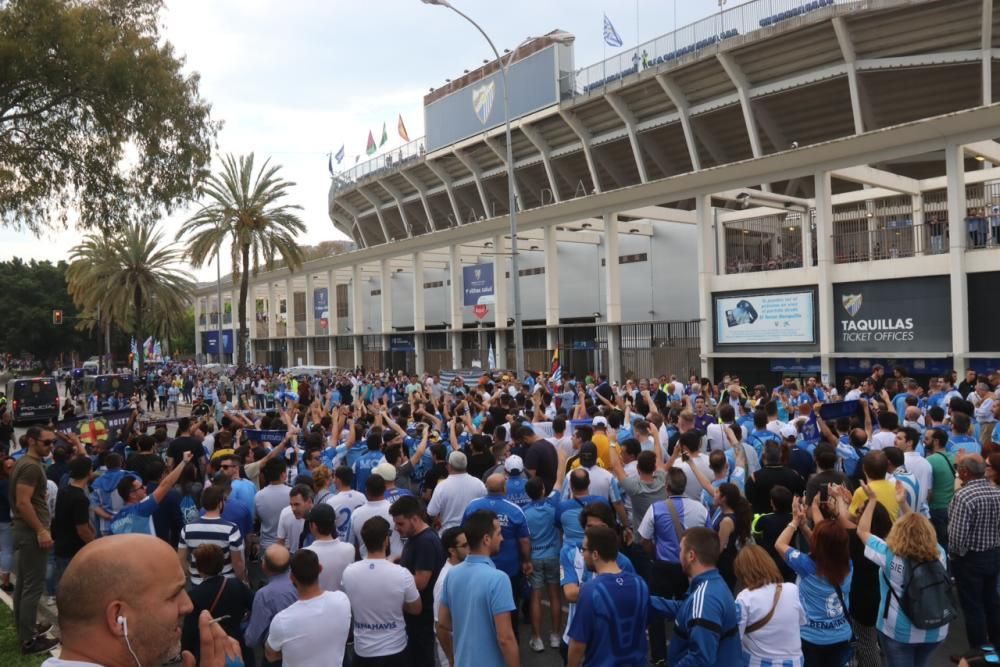 En torno a trescientos seguidores del equipo marchan desde la plaza de la Constitución hasta La Rosaleda portando la pancarta 'Por dignidad, Al Thani vete ya' y lanzando consignas contra el jeque y los jugadores y en favor del club