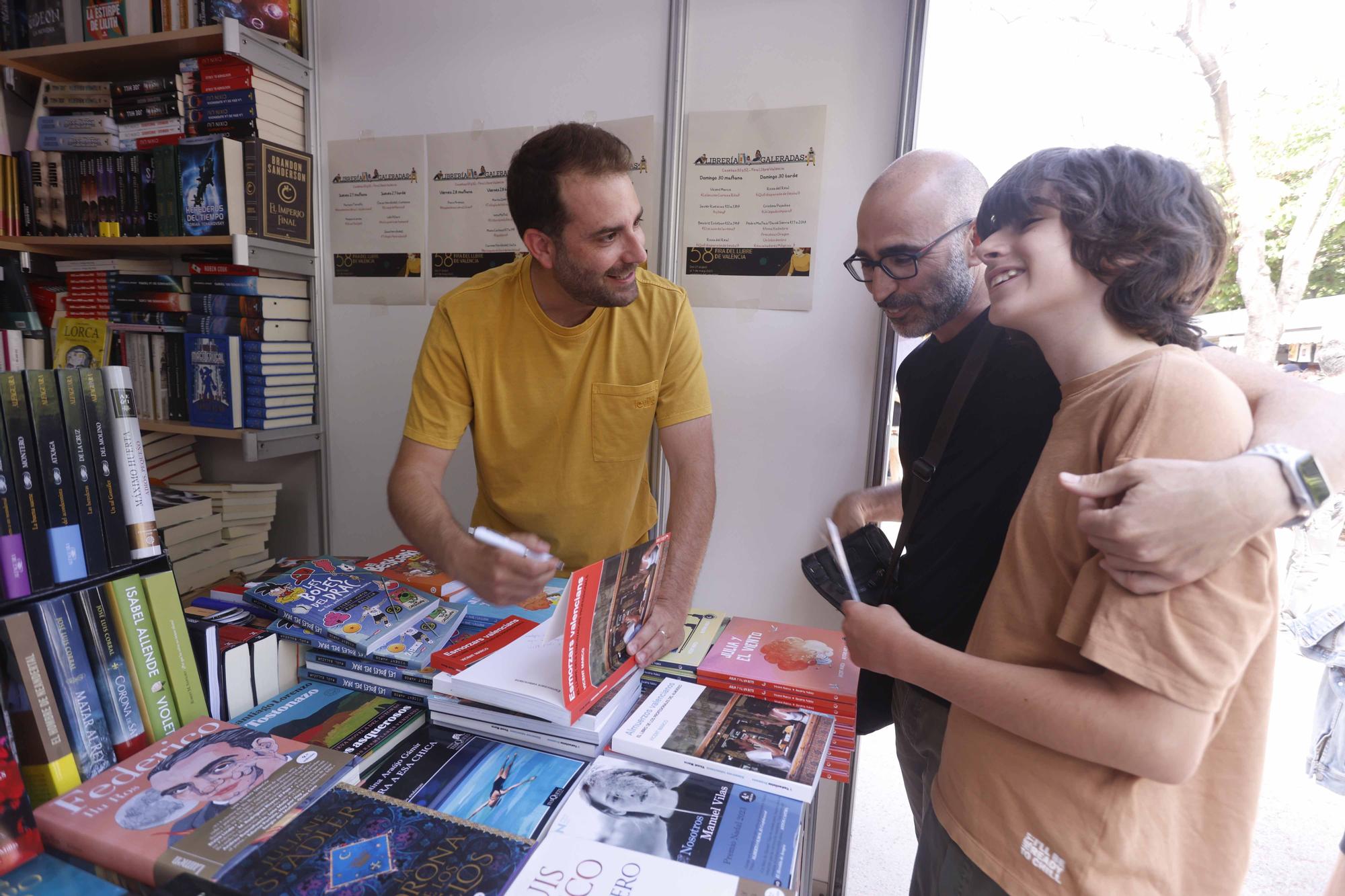 Llenazo de domingo en la Fira del Llibre