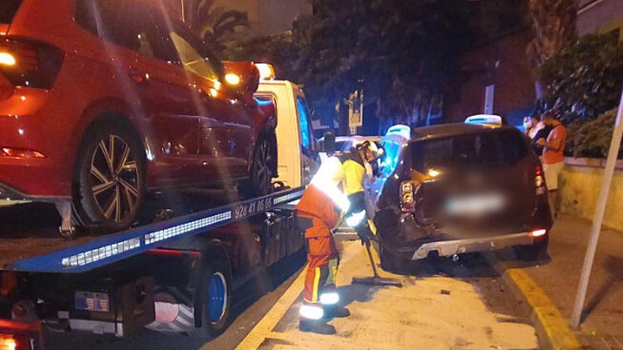 Los efectivos de bomberos trabajan en el derrame de aceite para restablecer el tráfico