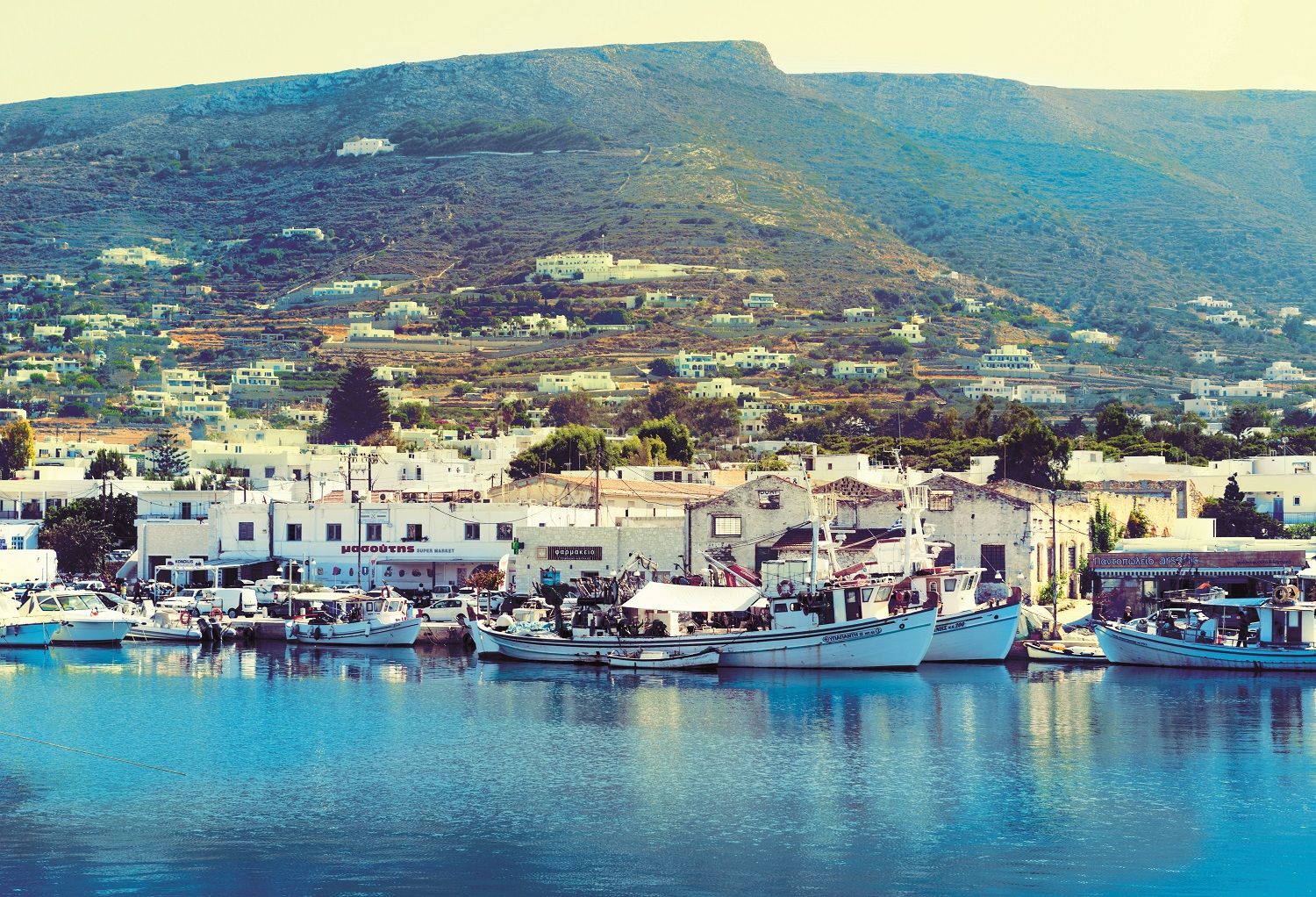 Llegada a la isla de Paros, con la vista de su pequeño puerto pesquero.