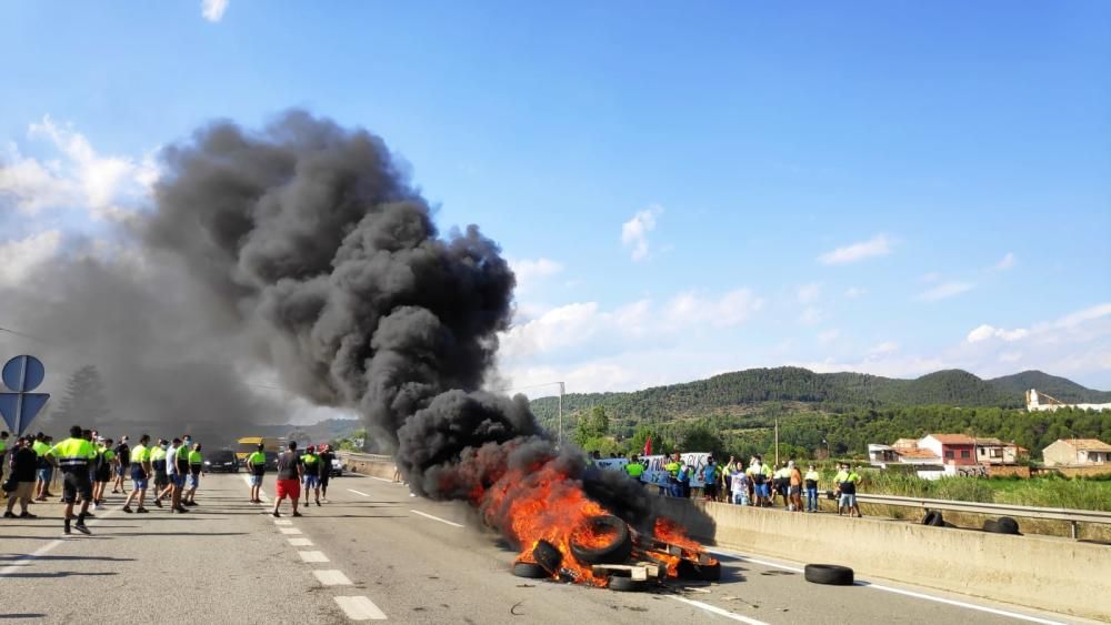 Els treballadors de Montajes Rus cremen pneumàtics i tallen la C-16