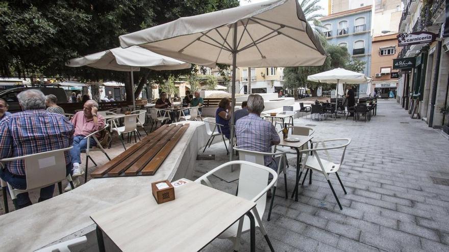 La Plaza Nueva de Alicante, ¿un lugar de convivencia o una yincana entre terrazas?