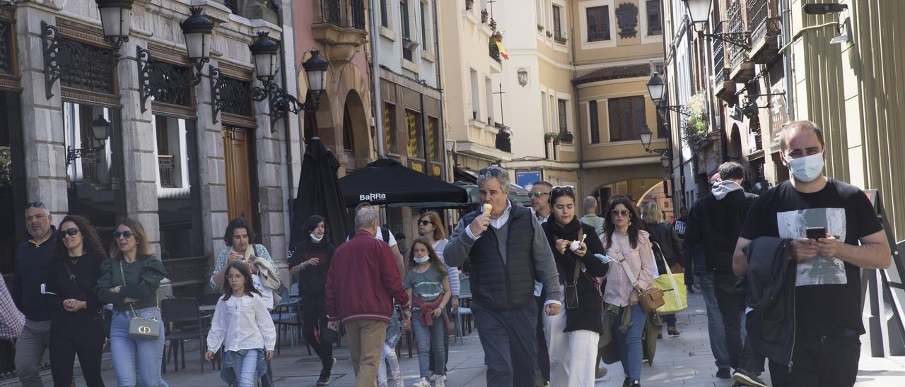 Una calle llena de gente en Oviedo