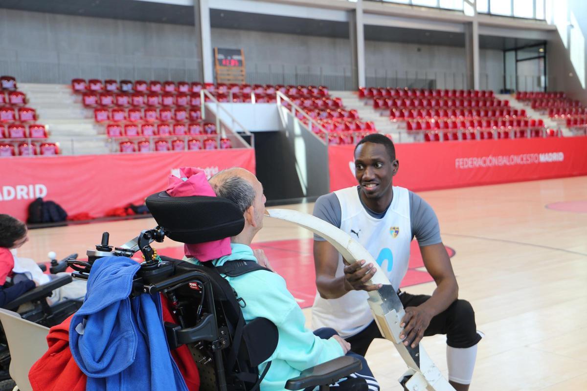 Un jugador del Estudiantes y uno de Aspromivise en la exhibición de boccia.