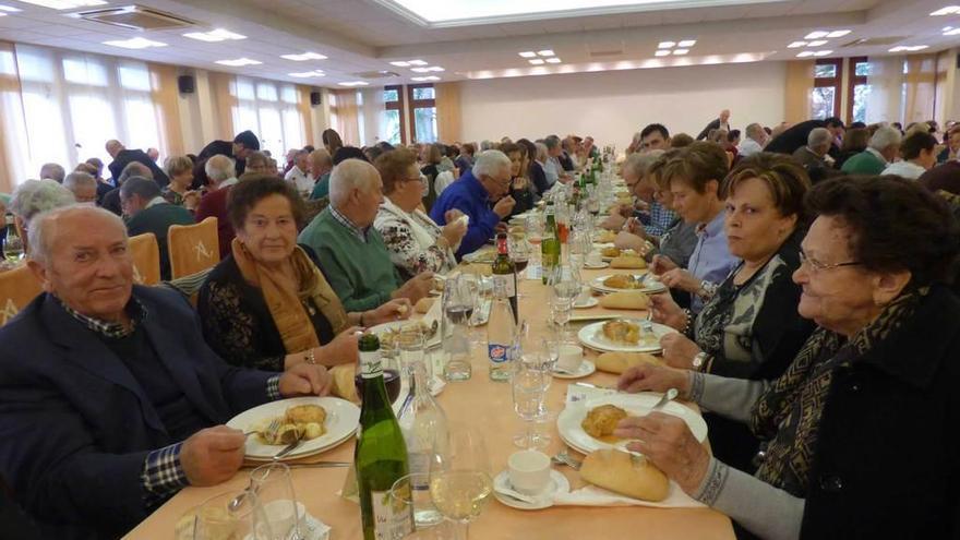 A la izquierda, Francisco Costales y su mujer, Argimira Peón, y a la derecha, Matilde Martínez, con sus hijas, ayer, durante la comida en Villaviciosa.