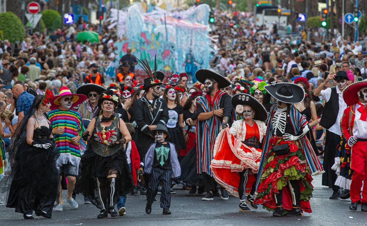HOGUERAS 2022 | Desfile del Ninot en las calles de Alicante