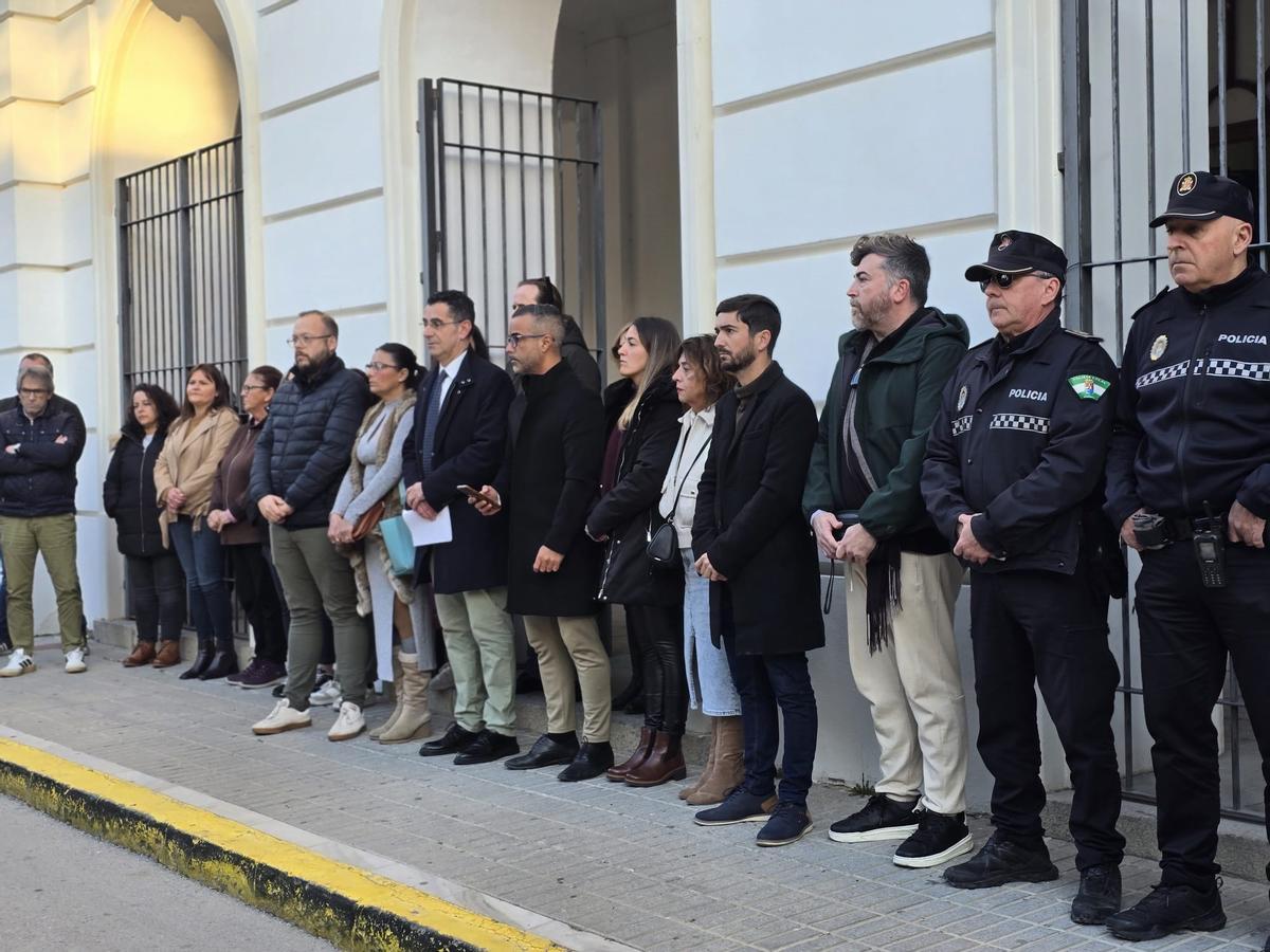 Concentración y minuto de silencio a las puertas del Ayuntamiento de Barbate en recuerdo de los dos guardias civiles fallecidos hace un año.
