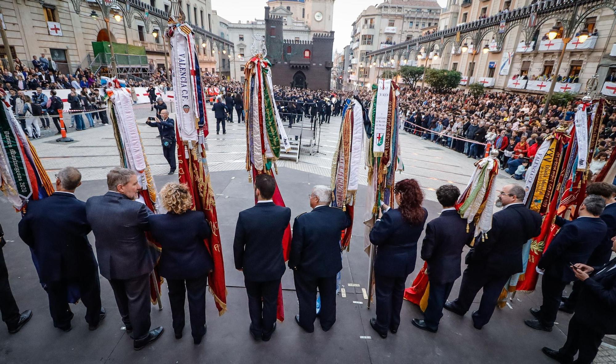 El Himno levanta el telón de la Fiesta en Alcoy