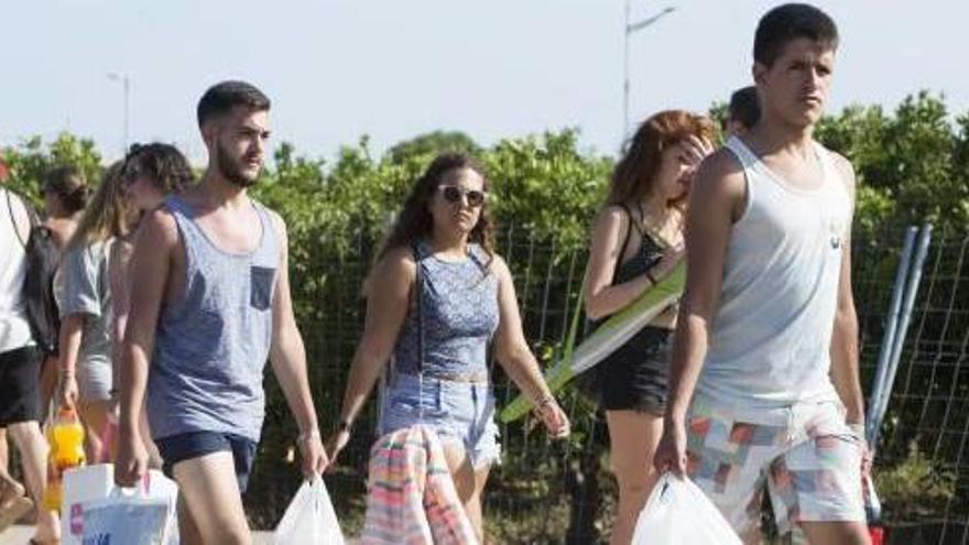 Miles de jóvenes caminan cada día hasta el centro de Borriana para comprar agua y comida.