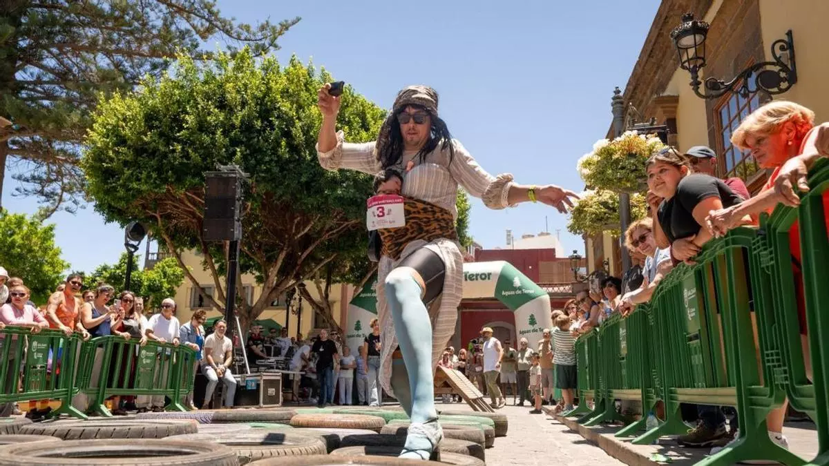 La Carrera de Tacones se convierte en uno de los actos más multitudinarios del Gáldar Pride 2026