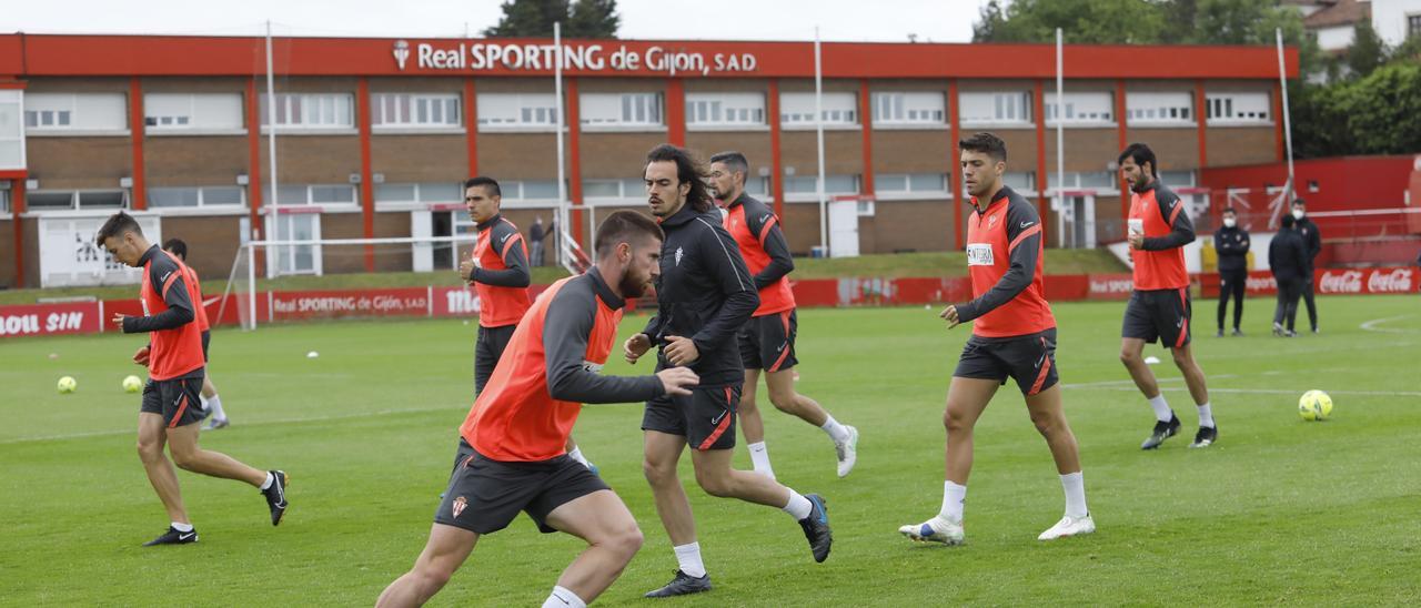 La plantilla del Sporting durante un entrenamiento en Mareo