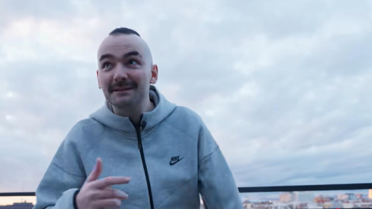 ElXokas desde la terraza de su casa con vistas a Madrid.