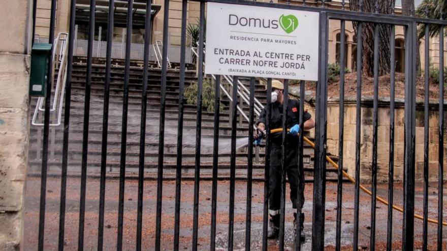 Tareas de desinfección el jueves por la tarde en los exteriores de la residencia de Domus Vi en Alcoy