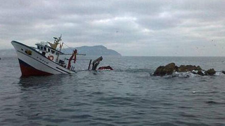 Un pesquero se hunde cerca de las islas Formigues tras chocar con las rocas