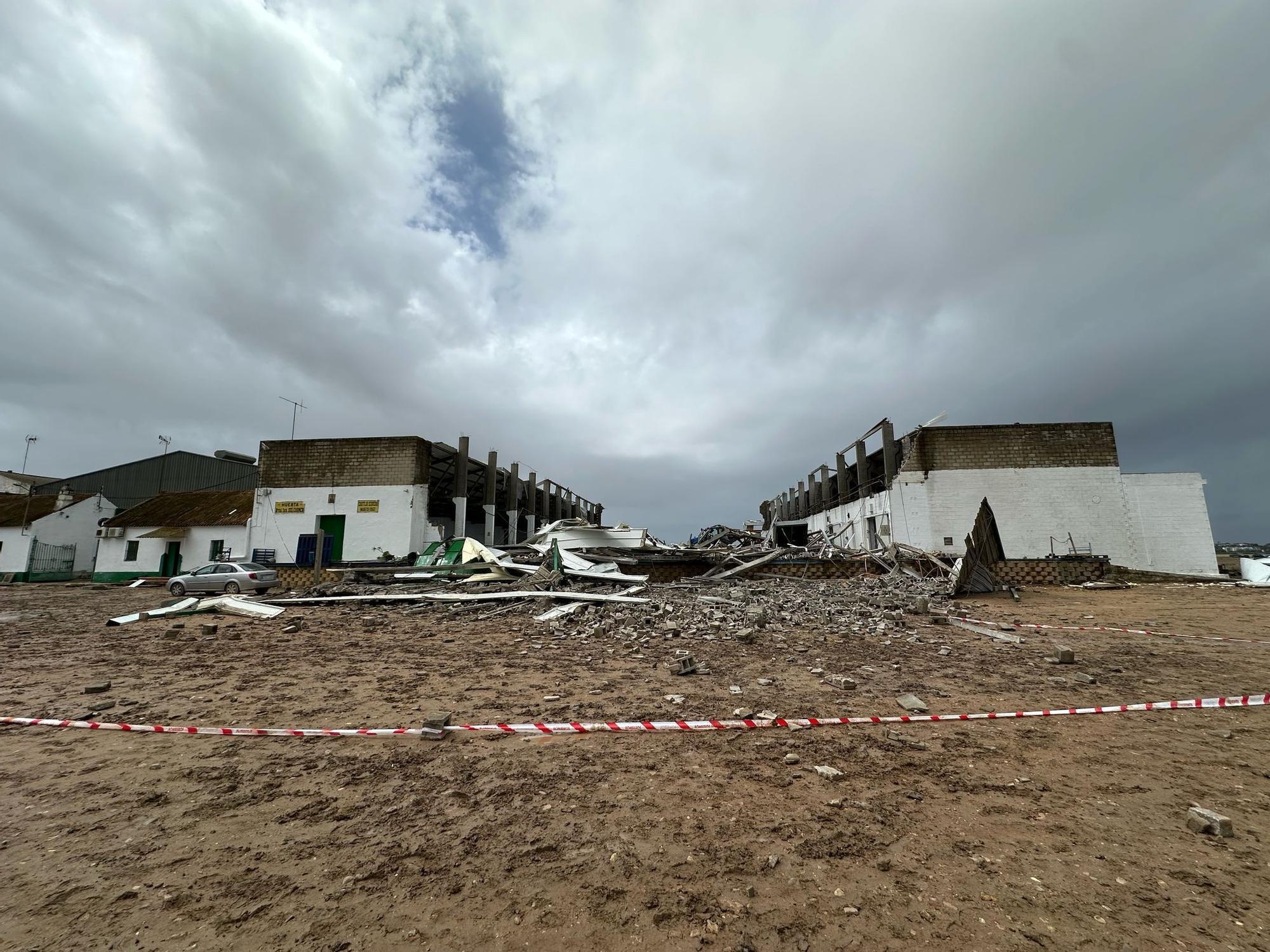 Fotogalería | Derrumbe de una nave agrícola en Coria del Río