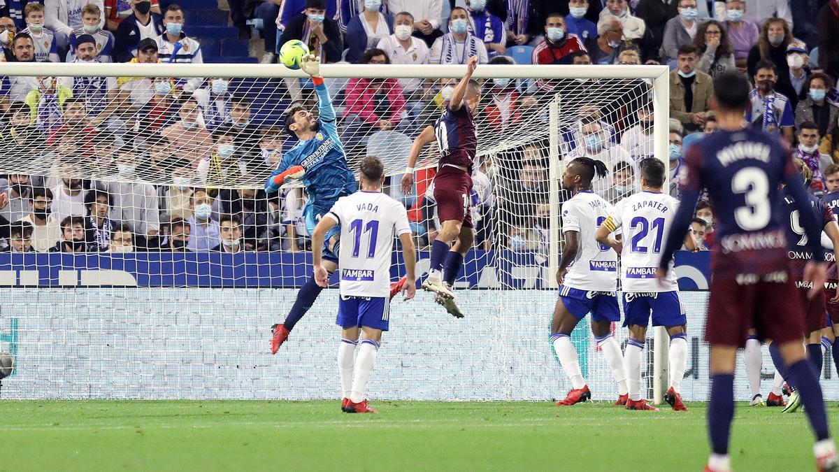 Cristian desvía un saque de esquina ante la oposición de Escriche en el partido del lunes ante el Huesca.