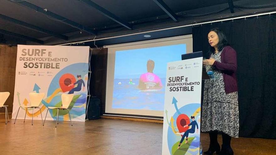 El concejo difunde sus iniciativas de surf en unas jornadas en Galicia