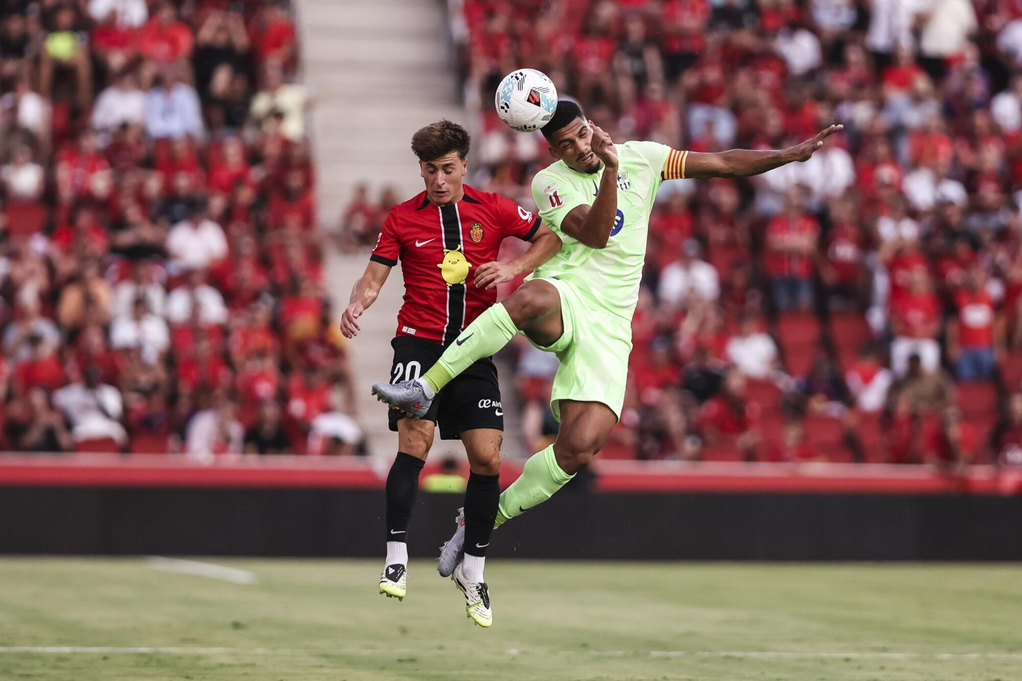 Ronald Araujo of FC Barcelona and Pablo Torre of RCD Mallorca compete for the ball during the Spanish league, La Liga EA Sports, football match played between RCD Mallorca and FC Barcelona at Son Moix Stadium on August 16, 2025 in Mallorca, Spain. AFP7 16/08/2025 ONLY FOR USE IN SPAIN. Javier Borrego / AFP7 / Europa Press;2025;SPORT;ZSPORT;SOCCER;ZSOCCER;RCD Mallorca v FC Barcelona - La Liga EA Sports;