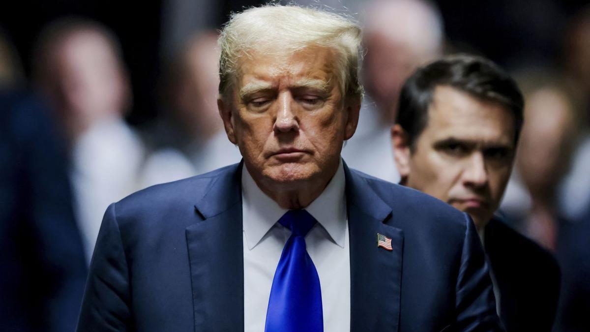 Donald Trump abandona el tribunal tras escuchar el veredicto del jurado.